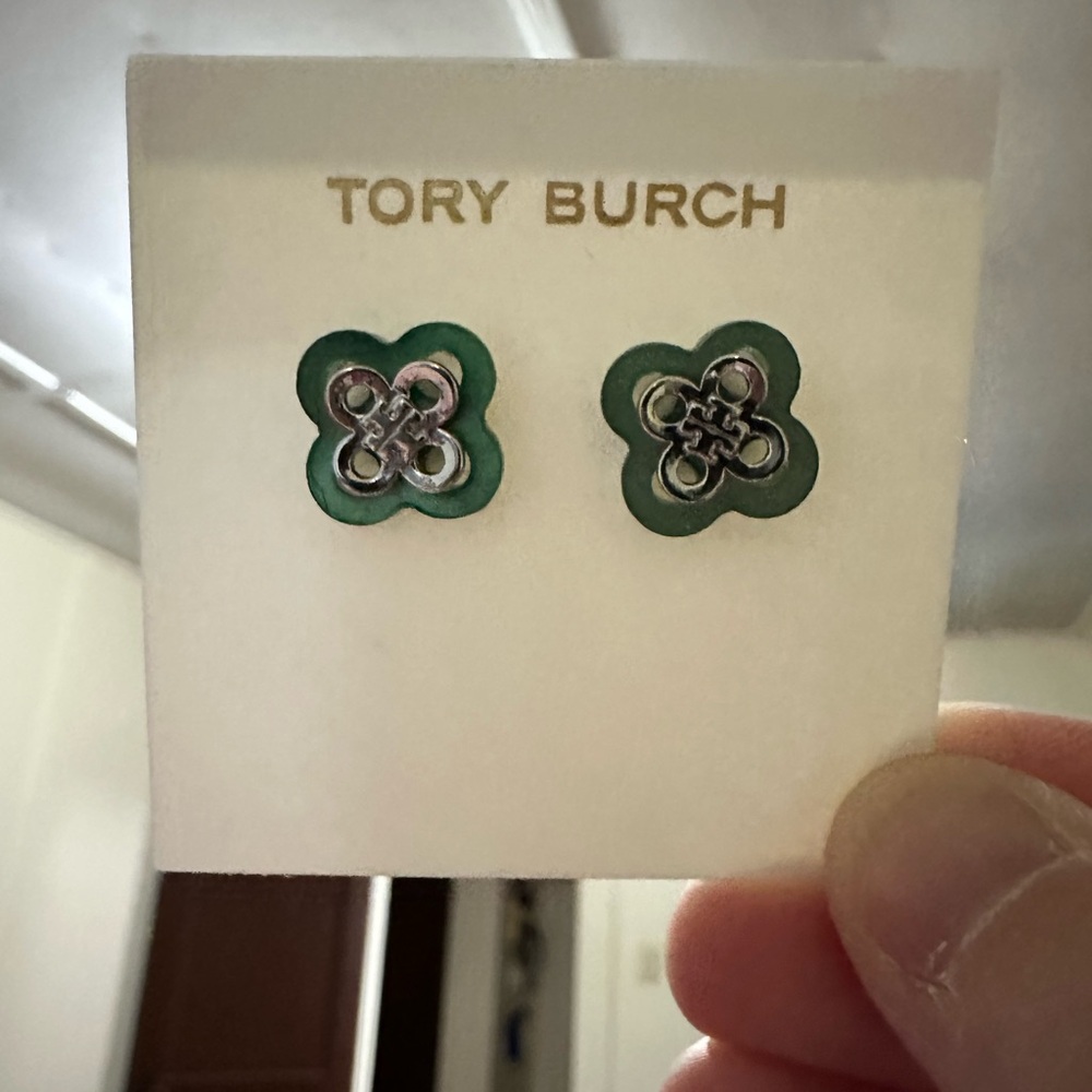 Tory Burch Clover Stud Earrings in Green and Silver - Picture 3 of 4
